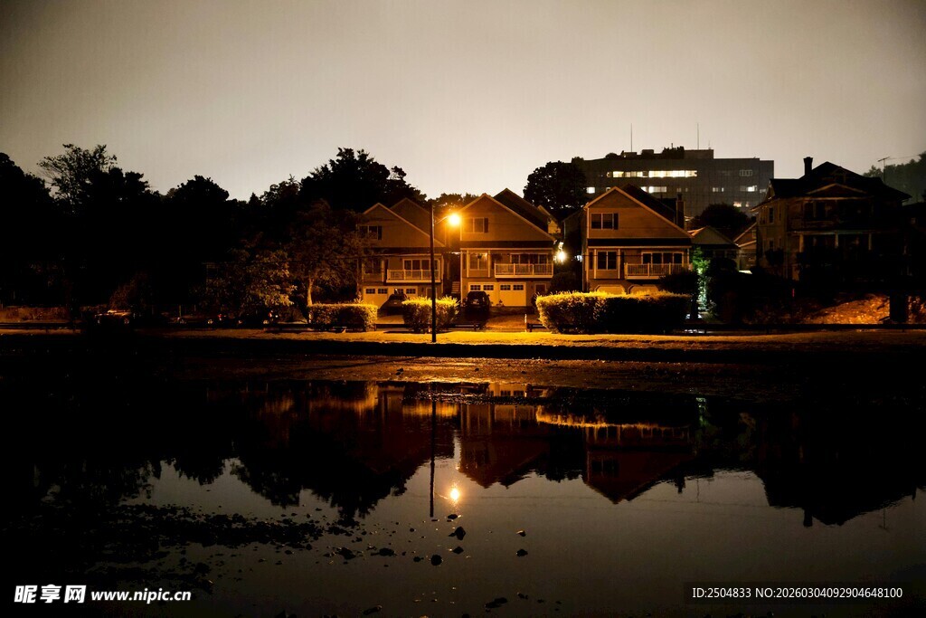 湖畔夜色中的灯火建筑