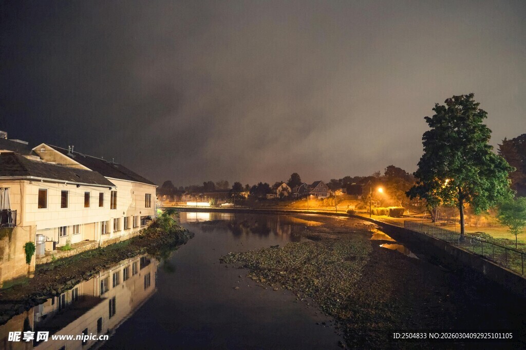 夜晚河畔建筑美丽夜景