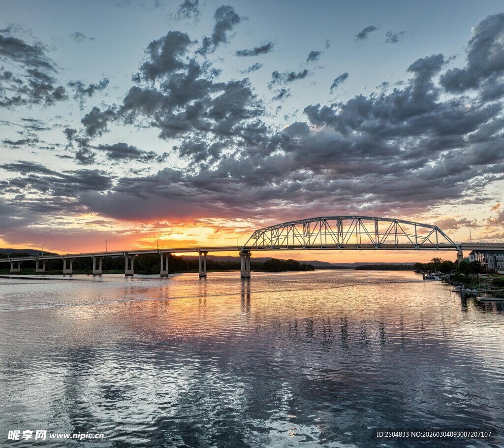 夕阳下的桥梁与平静水面