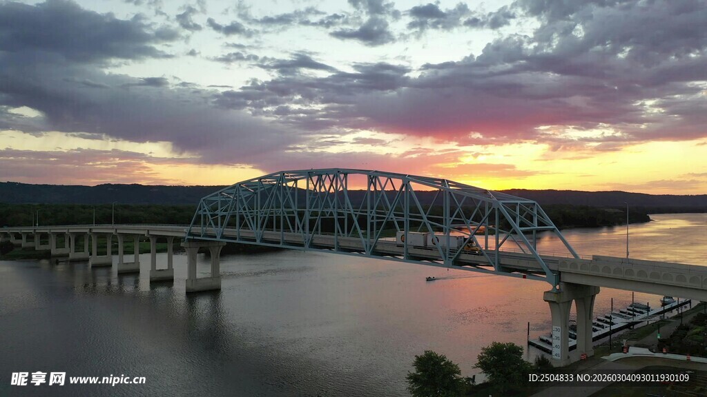 夕阳下的壮丽桥梁景观