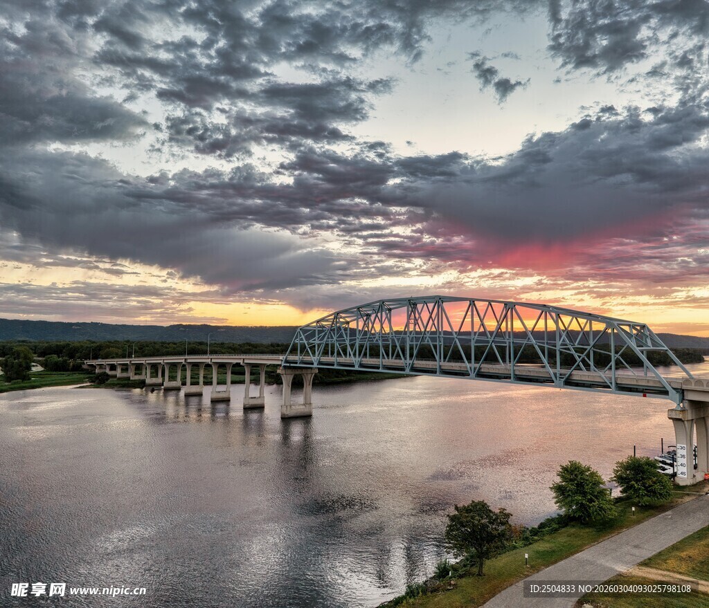 夕阳下的壮丽桥梁景观