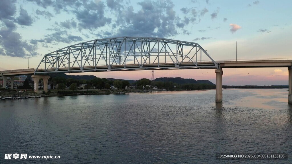 黄昏下的桥梁美景