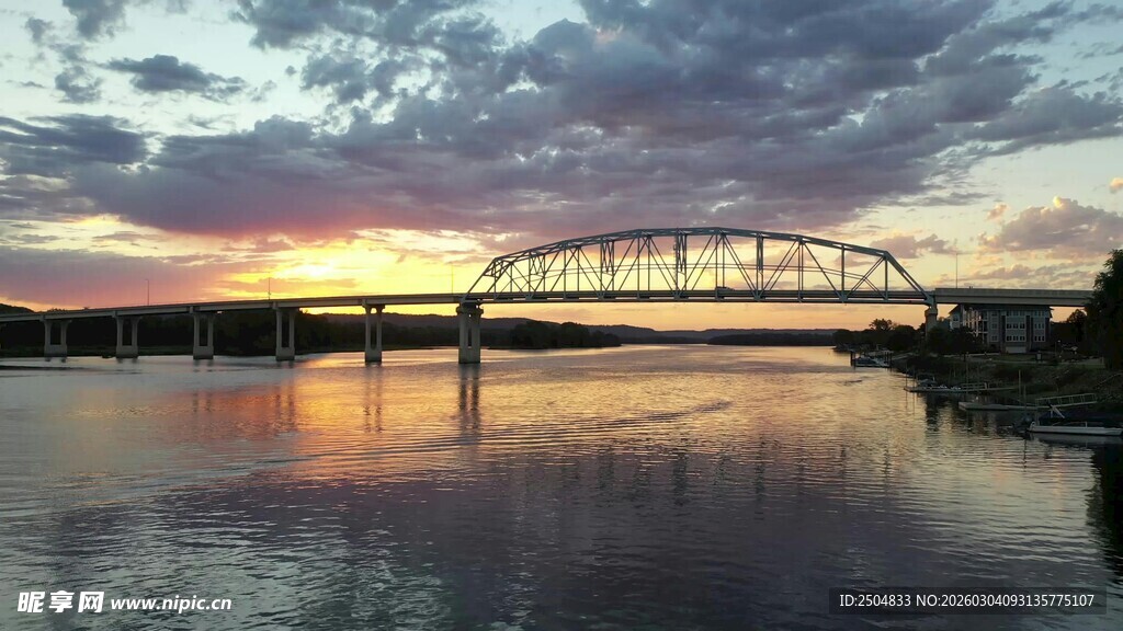 夕阳下的河畔桥梁美景