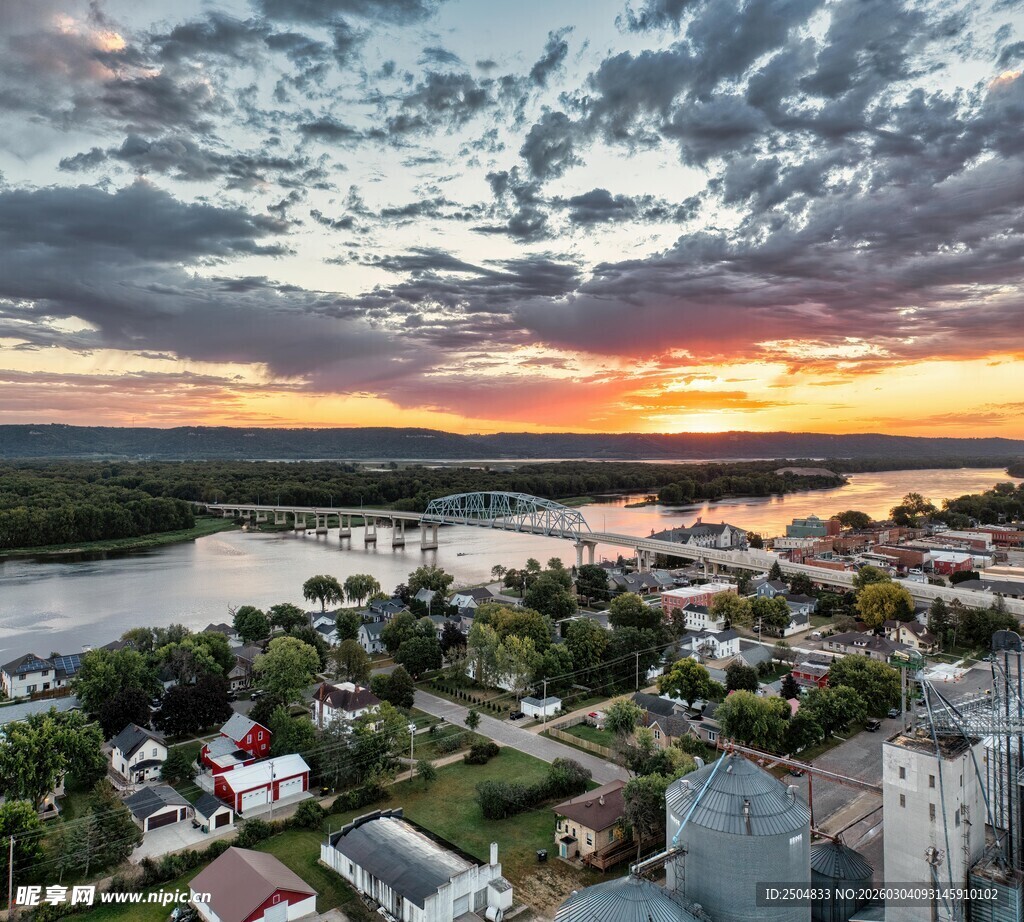 城市河畔壮丽日落景观