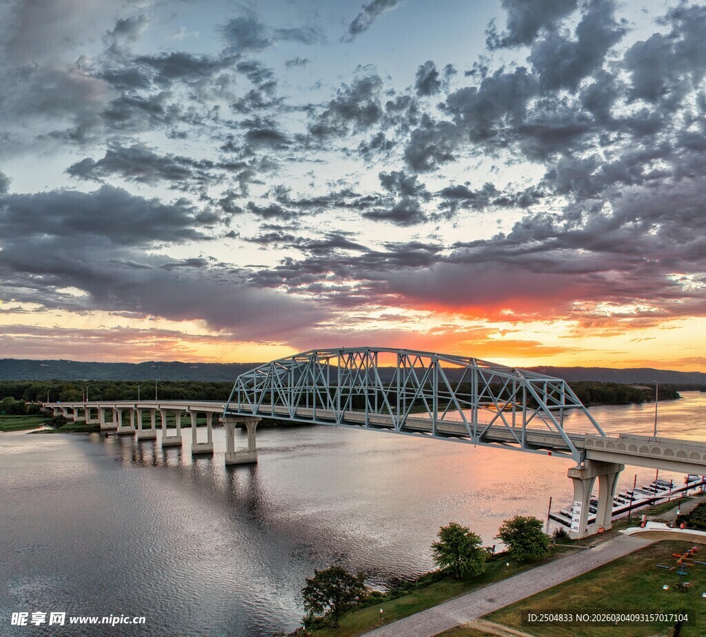 夕阳下的壮丽桥梁景观