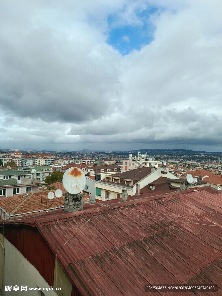 俯瞰城镇红顶建筑及天空