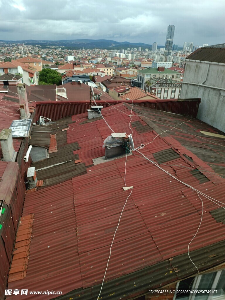 俯瞰城市红顶建筑景观