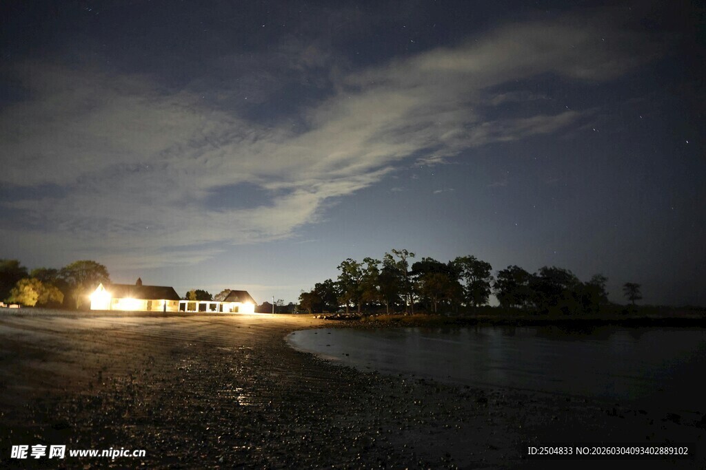 夜晚湖边景色