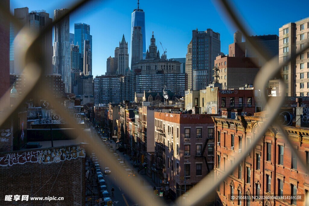 透过围栏看城市天际线