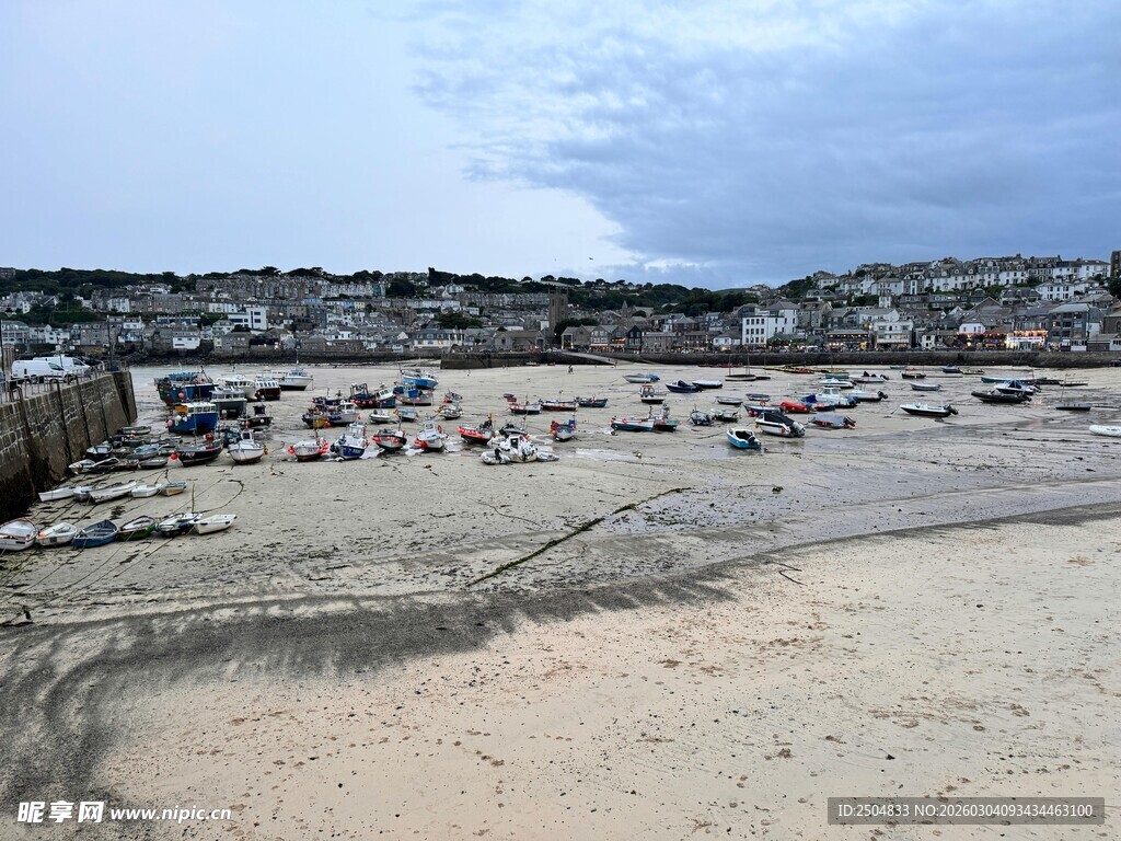 空旷沙地旁的城市景观