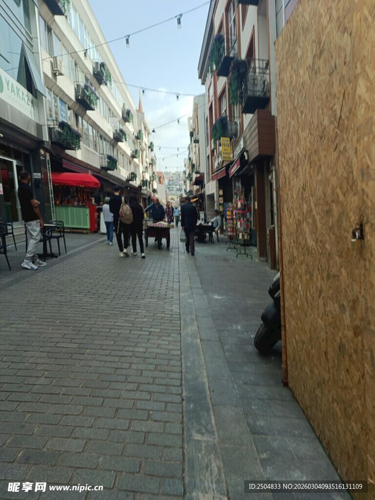 城市街道行人景象