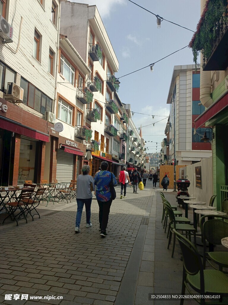 街道上行人漫步的日常景象