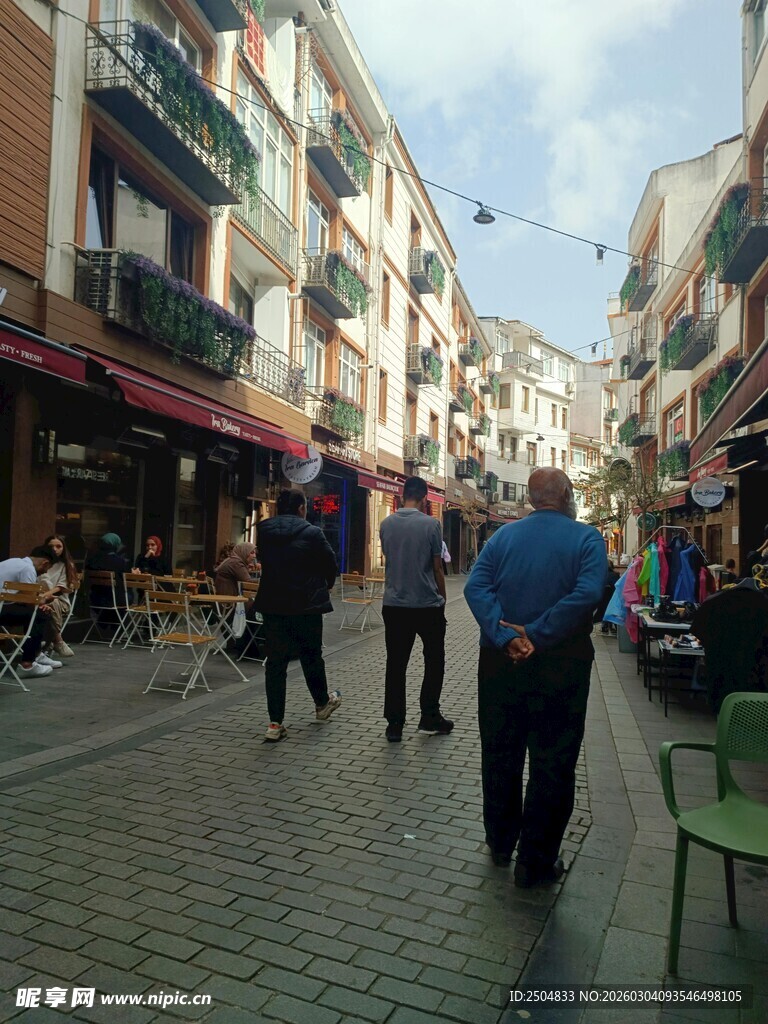 街道上行走的人群