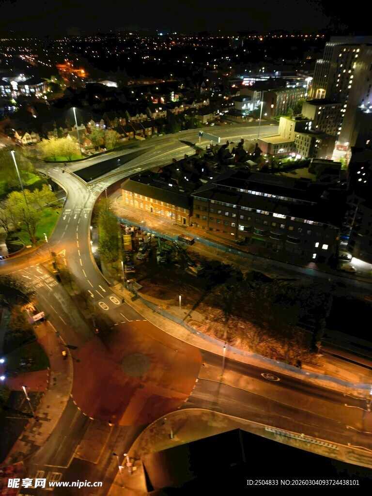 城市夜景中的交叉道路