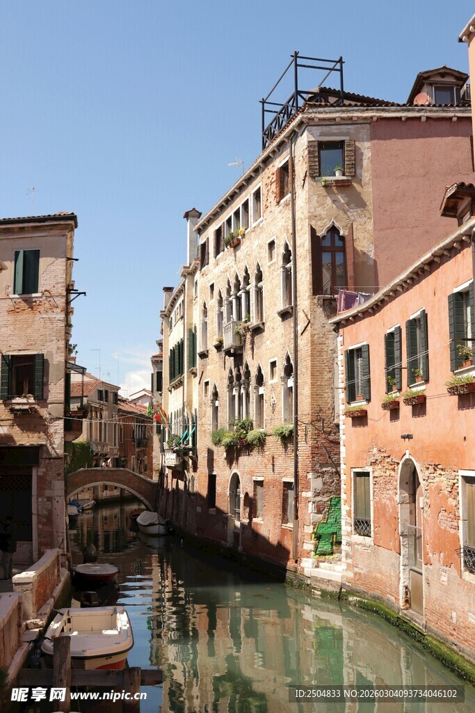 威尼斯水巷旁的多彩建筑