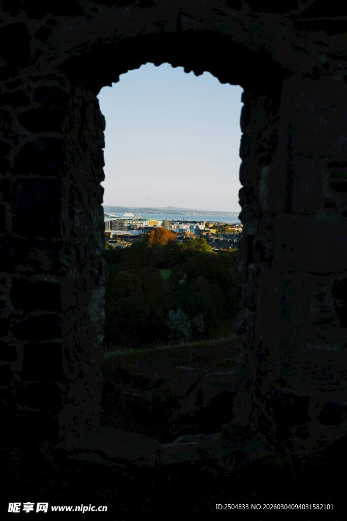 透过石窗望远方景色