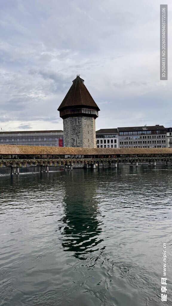 河畔尖顶建筑映于水面