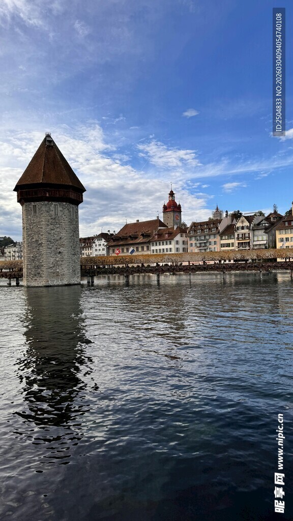 卢塞恩水塔倒映于湖面