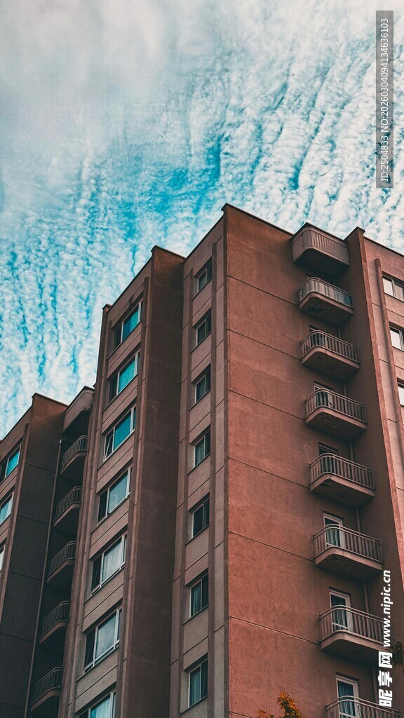 高层住宅楼与蓝天白云