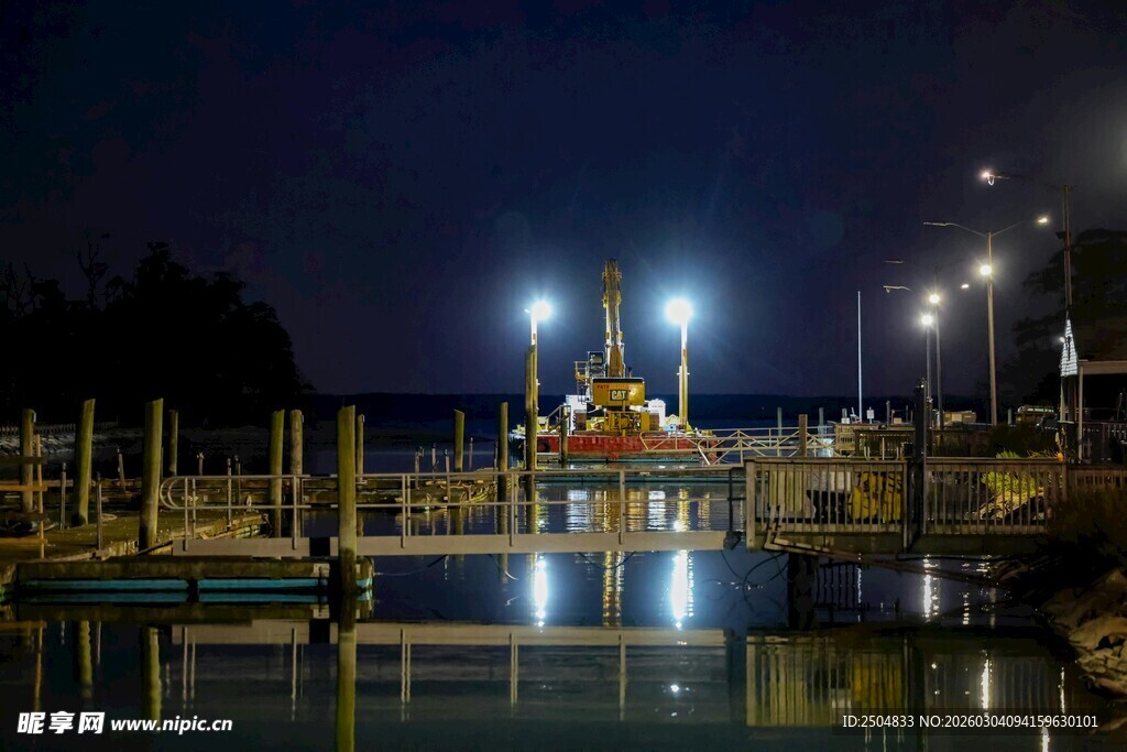 夜晚湖畔的璀璨灯光建筑