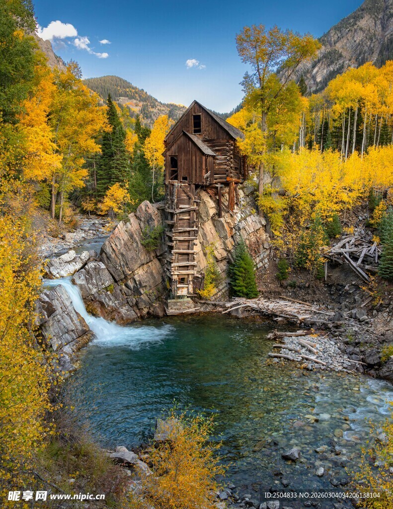 秋日溪边的古朴木质廊桥