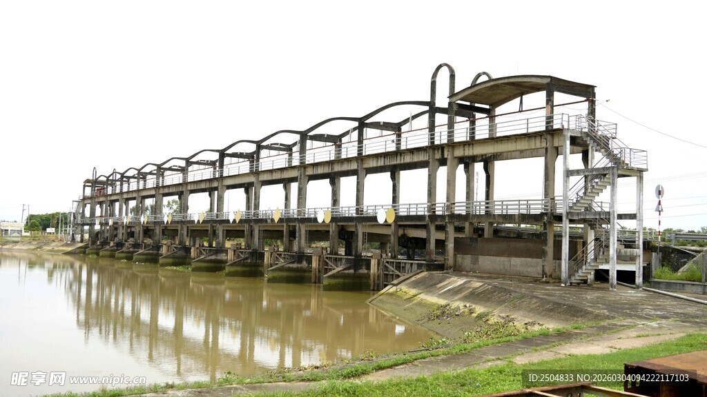 水边钢结构建筑框架