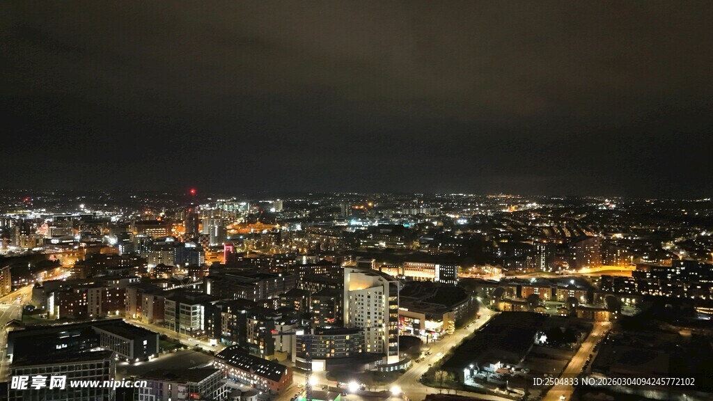 城市璀璨夜景俯瞰图