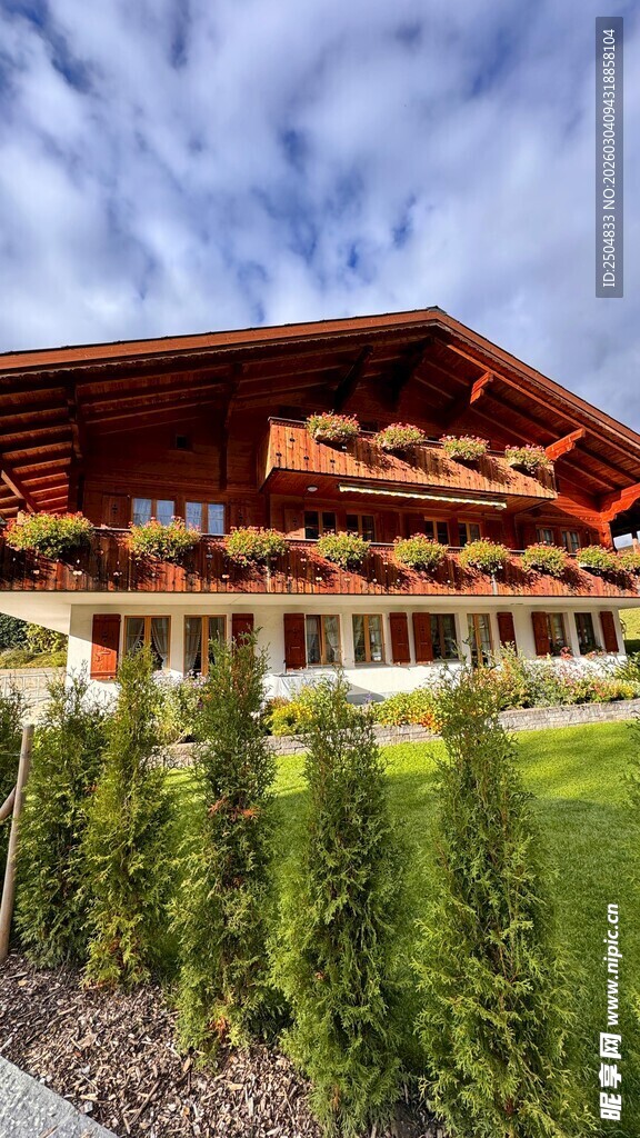 欧式木屋旁的绿植景观