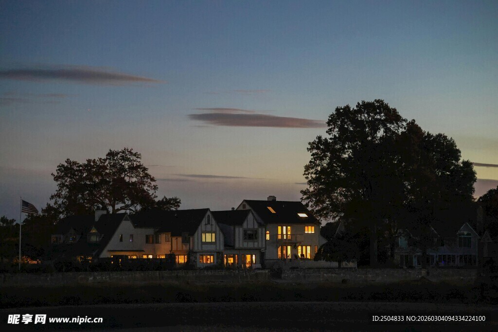 黄昏下灯火通明的温馨小屋