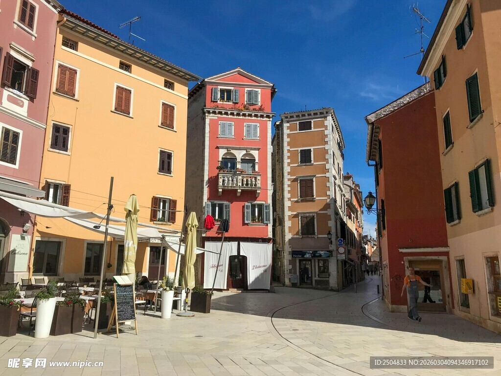  洲小镇多彩建筑街景