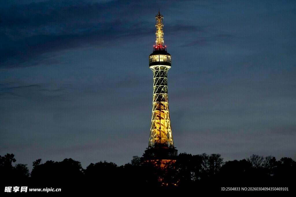 夜幕下的高耸电视塔