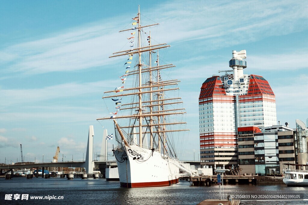 港口旁的帆船与独特建筑