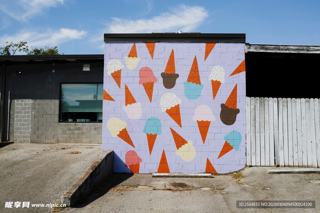 多彩几何图案户外涂鸦墙