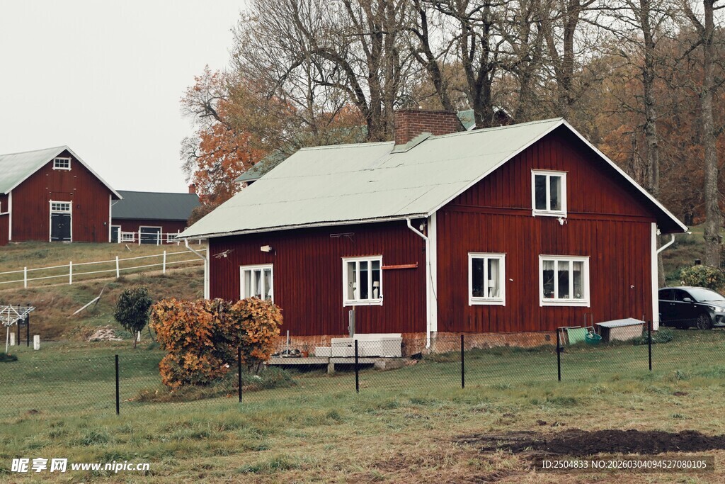 乡村红顶木屋田园景致