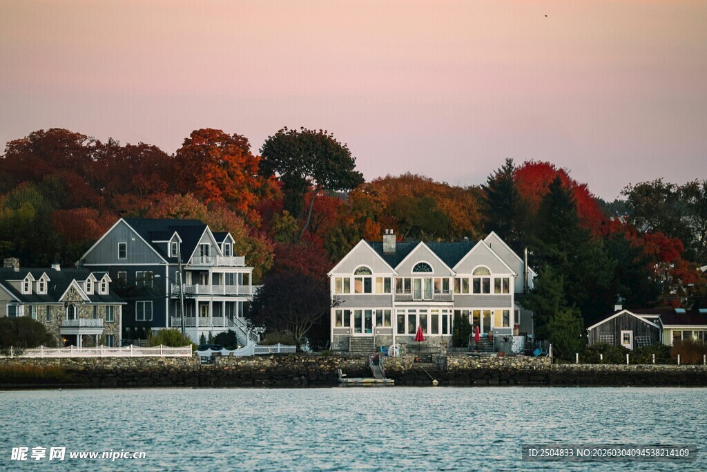 湖畔秋景中的多彩房屋