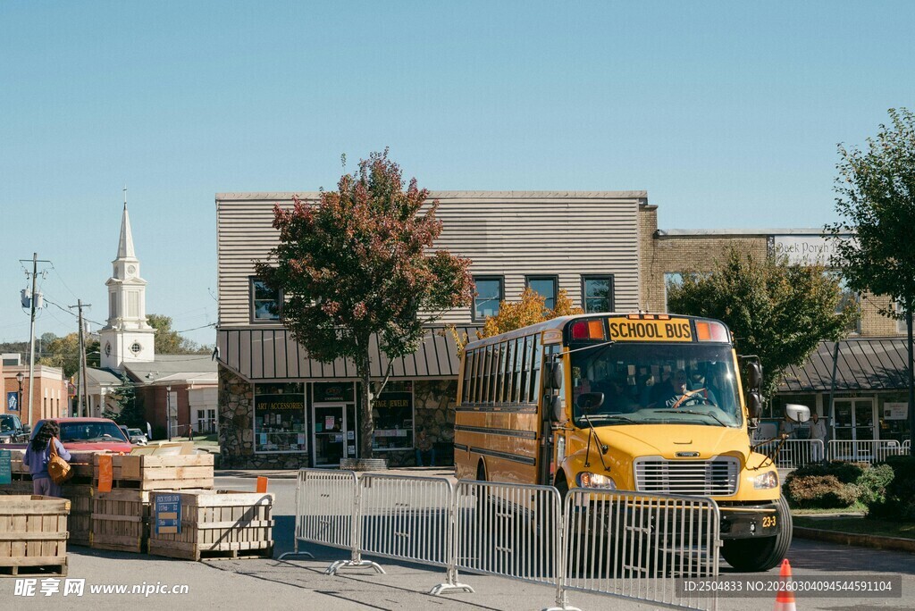 学校周边施工场景
