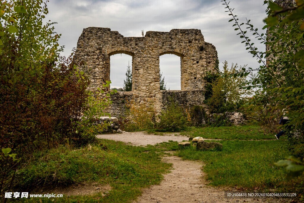 古老废墟旁的绿意小径
