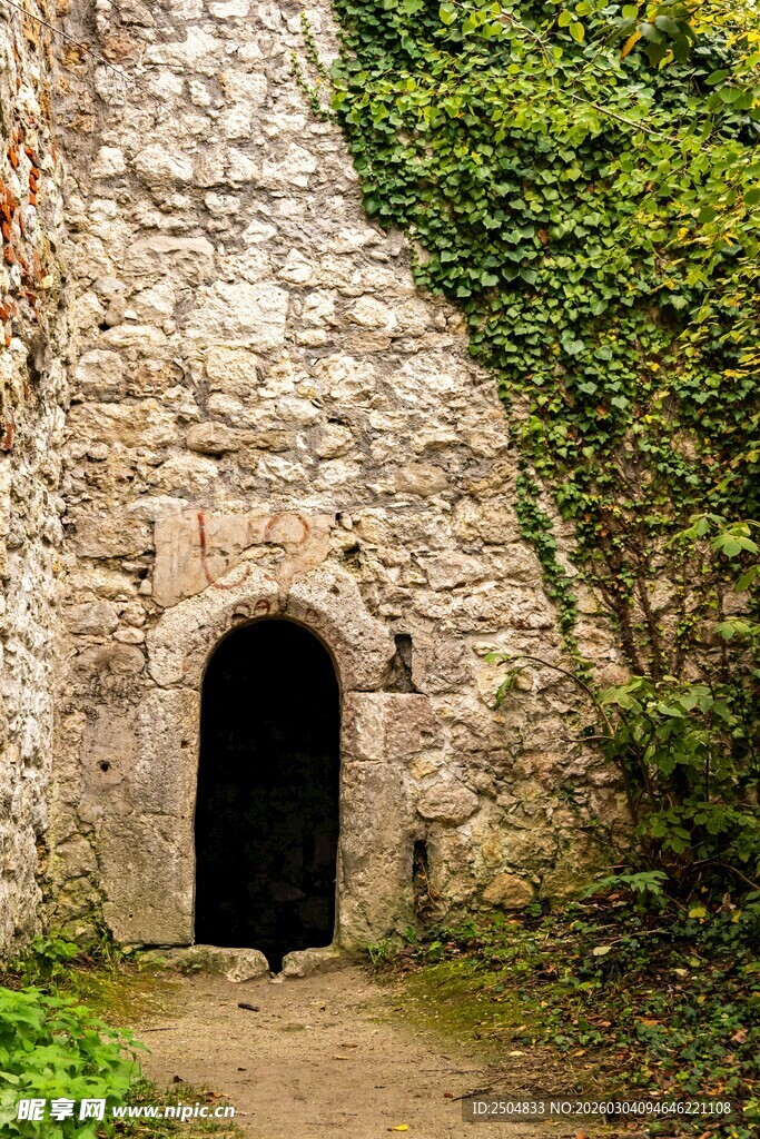 古老石砌门洞 绿植环绕