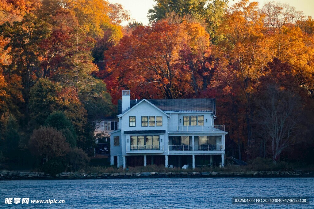 湖畔秋景中的温馨小屋