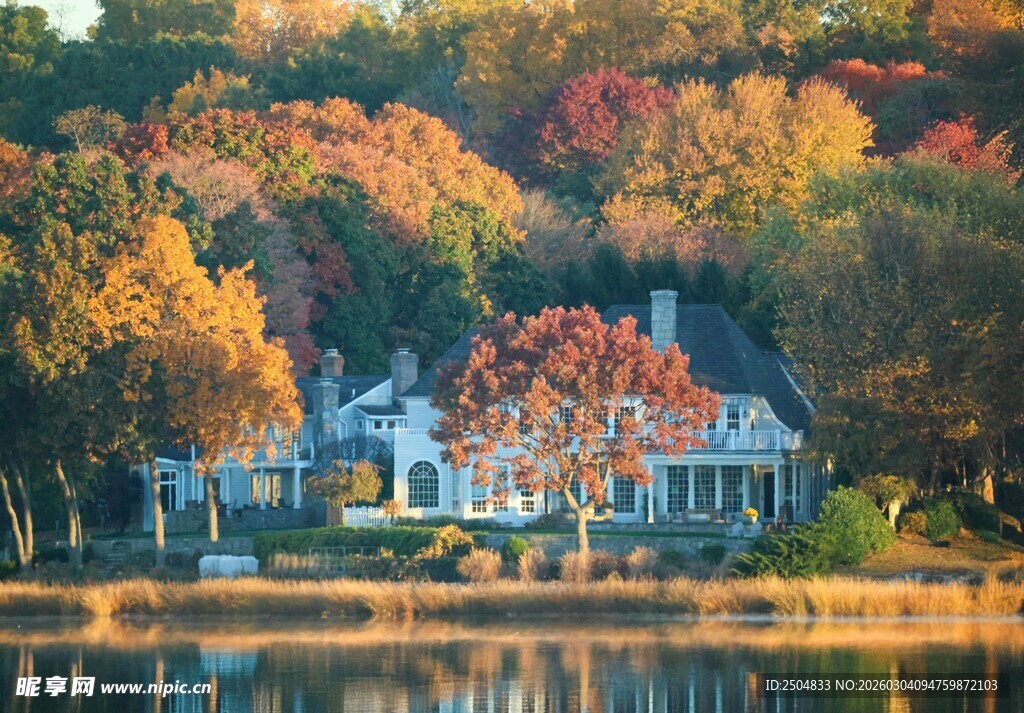 湖畔秋景中的美丽住宅