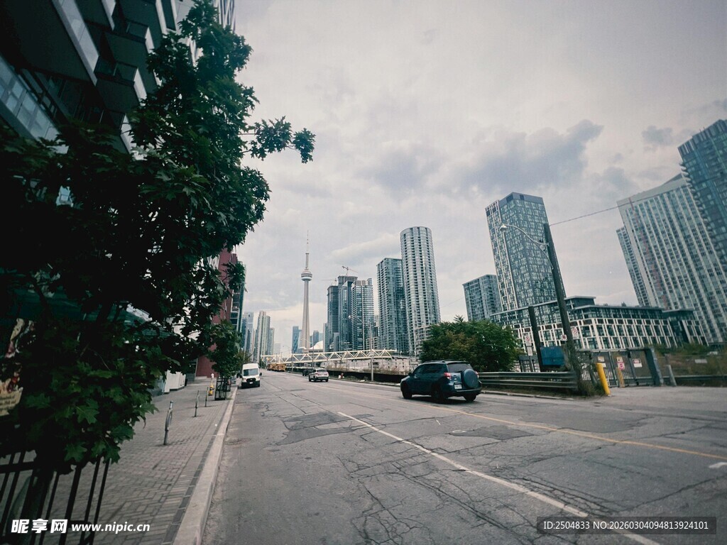 城市街道与林立高楼景观