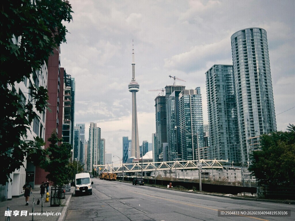 城市街道旁的摩天大楼景观