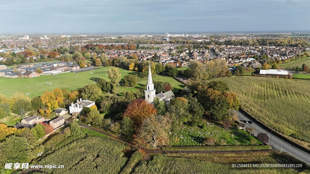俯瞰田园小镇风光