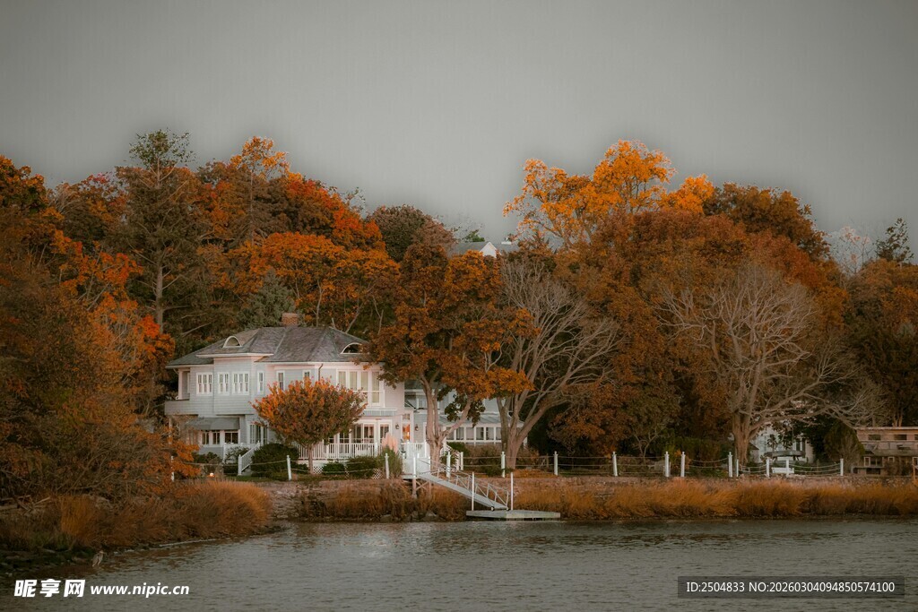 湖畔秋色中的静谧白色小屋