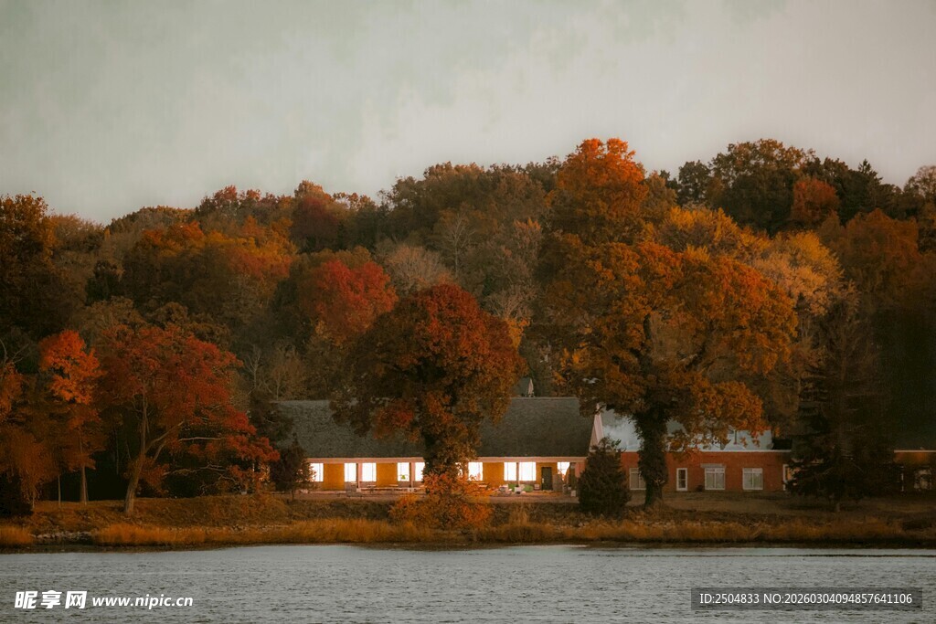 湖畔秋景中的温馨小屋