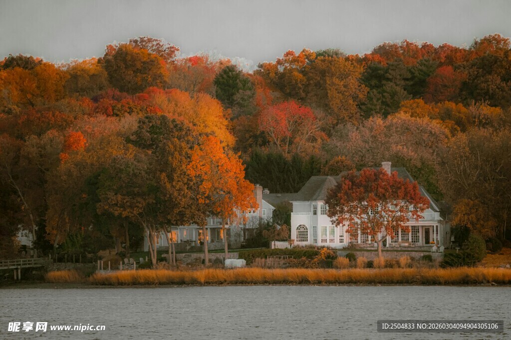 湖畔秋景中的美丽房屋