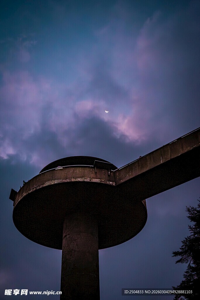 夜幕下的独特建筑景观