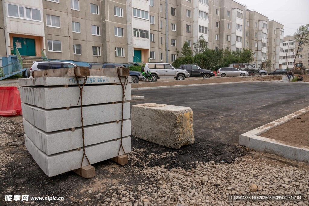 户外堆放的白色箱体设施