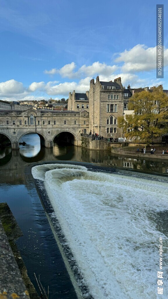 河畔石桥古建筑风景图