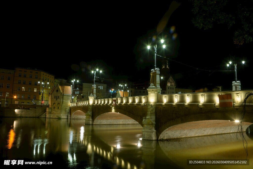 夜晚河畔桥梁灯光美景